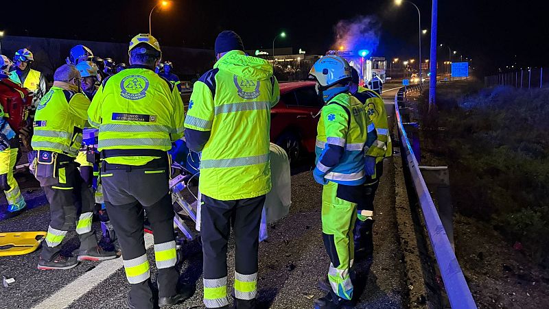 Tres muertos y tres heridos graves en un choque frontal de dos turismos en la A-3 en Rivas