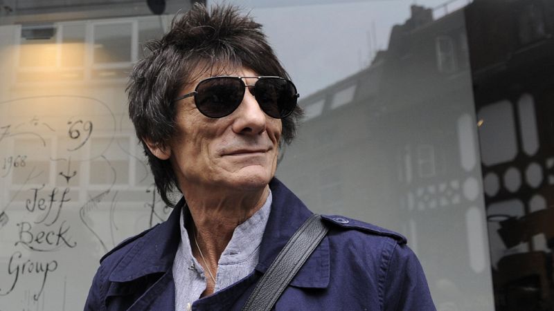 El guitarrista de los Rolling Stones Ronnie Wood dice que fue operado de cáncer de pulmón