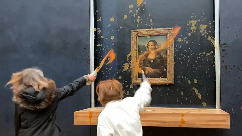 Dos activistas climáticas echan sopa sobre la protección de cristal de 'La Gioconda'