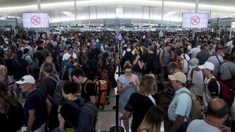 Colas de más de una hora en los controles en El Prat en el tercer día de huelga parcial sin acuerdo