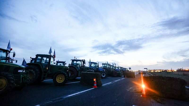 Los agricultores franceses inician el asedio a París bloqueando varias autopistas de acceso