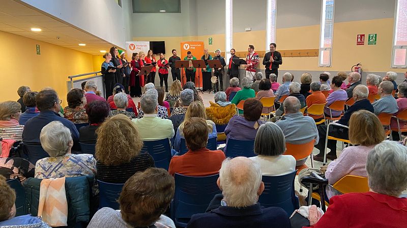 Quince intrpretes del Coro RTVE actan en la residencia de mayores Castillo de Ucls en Madrid