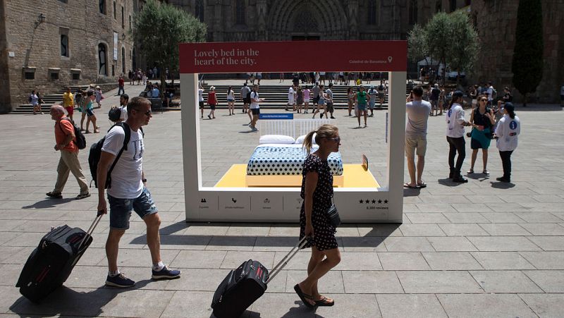 Ciudades contra la turistificación: desde plataformas para denunciar apartamentos ilegales hasta limitar los días de alquiler