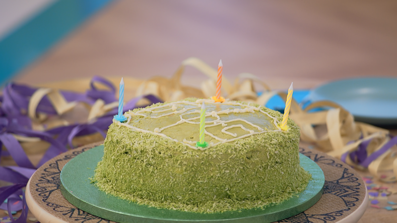 Receta de tarta de cumpleaos de chocolate blanco, t matcha y coco de Patxi Salinas en 'Bake Off'