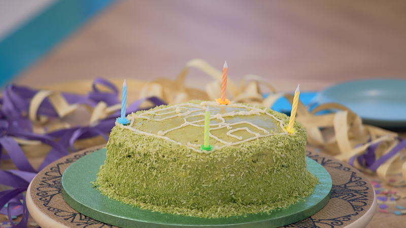 Receta de tarta de cumpleaños de chocolate blanco, té matcha y coco de Patxi Salinas en 'Bake Off'