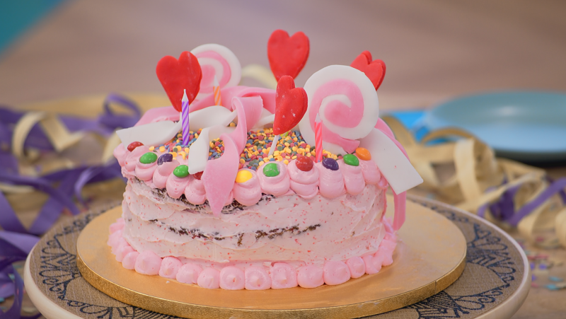 Receta de la tarta de cumpleaos de piruletas y amarenas de Alba Carrillo en 'Bake Off'