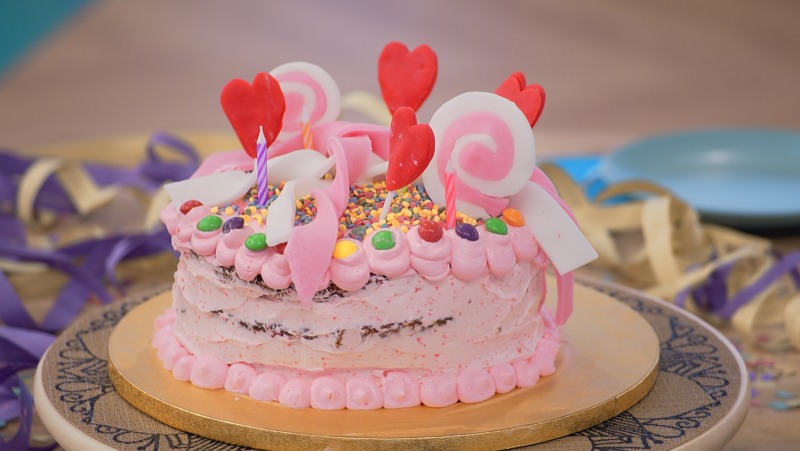 Receta de la tarta de cumpleaños de piruletas y amarenas de Alba Carrillo en 'Bake Off'