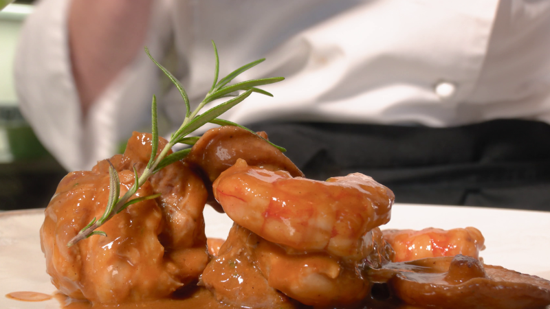 Receta de guiso de pollo con langostinos: el mejor mar y monta�a al alcance de todos