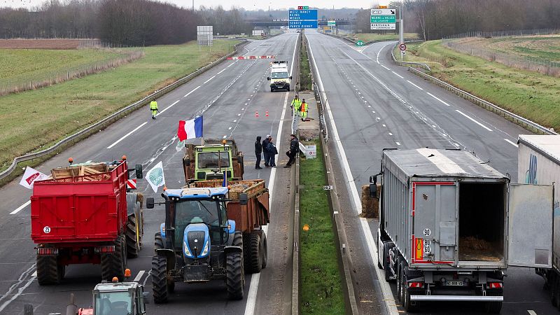 Los agricultores franceses bloquean París a la espera de nuevas medidas de ayuda al sector