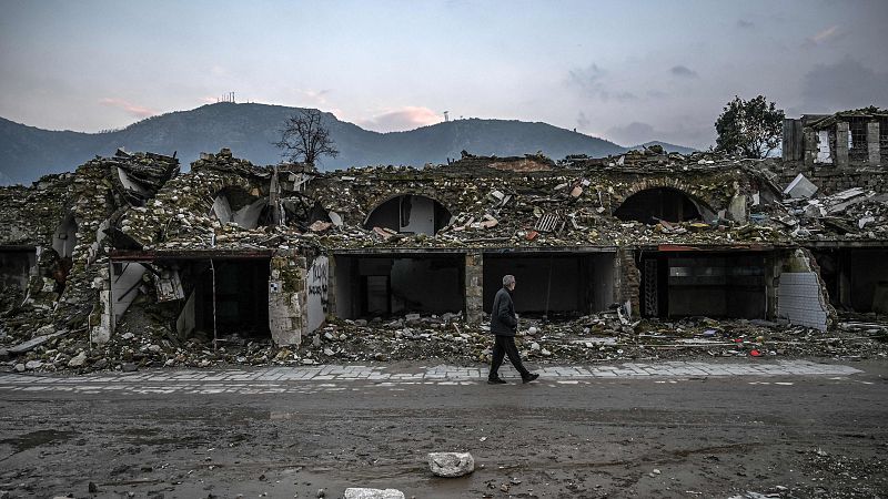 Vivir en contenedores un año después de los terremotos en Turquía y Siria: "Se sienten olvidados"