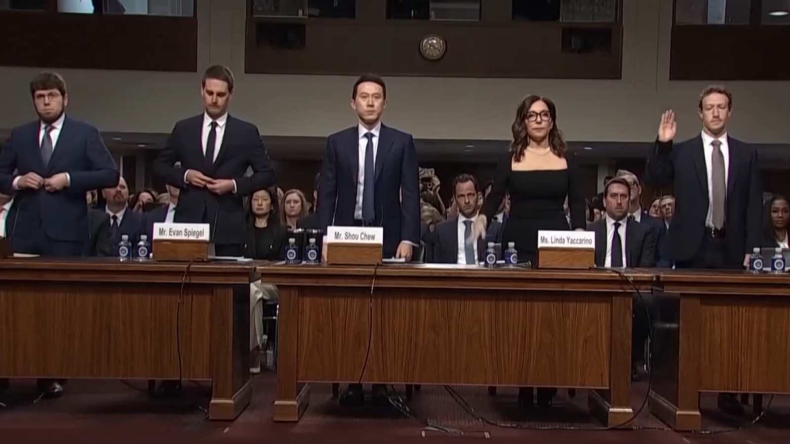 Las redes sociales son criticadas en el senado estadounidense | Ver