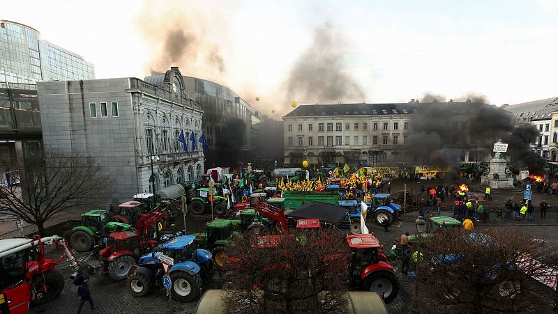 Un millar de agricultores y ganaderos europeos protestan en Bruselas coincidiendo con la cumbre de líderes de la UE