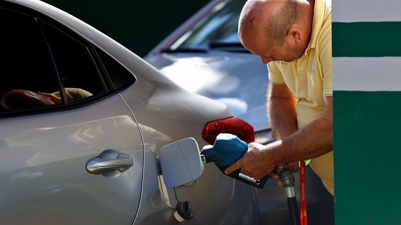 Los carburantes rompen con su tendencia estable y registran subidas del 0,6%