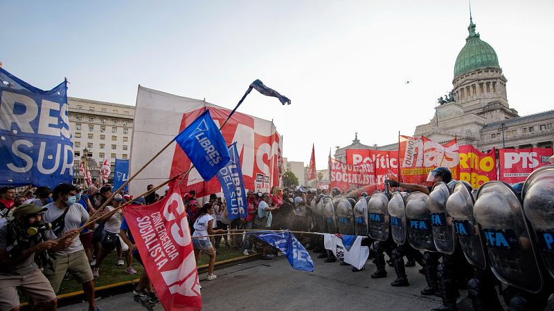 Varios diputados abandonan temporalmente el debate de la Ley ómnibus para frenar la represión sobre los manifestantes