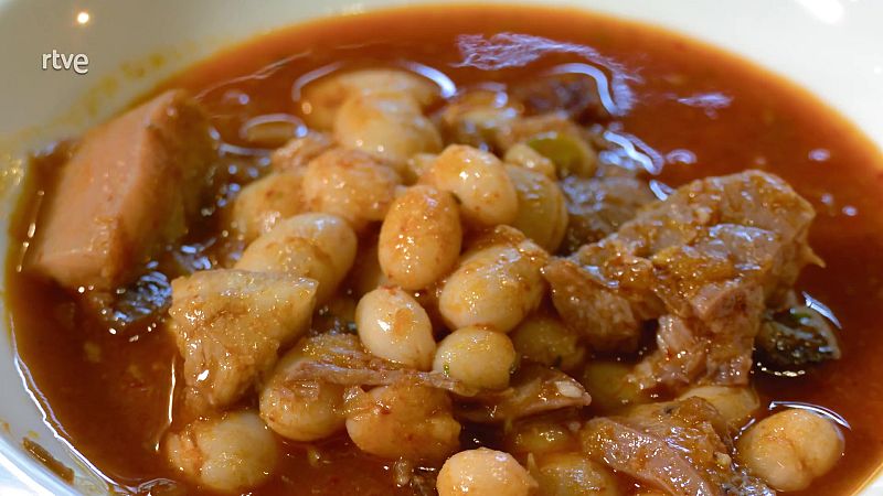 Receta de alubias blancas con oreja, morro y morcilla: ¡ideales para combatir el frío!