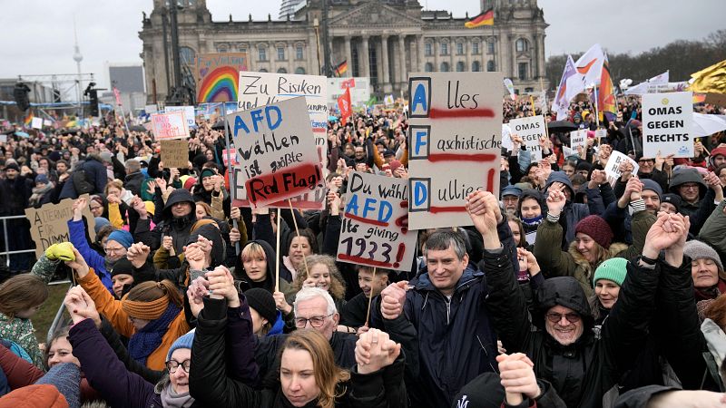 Más de 150.000 personas forman un "cordón sanitario" en Berlín contra el auge de la ultraderecha en Alemania
