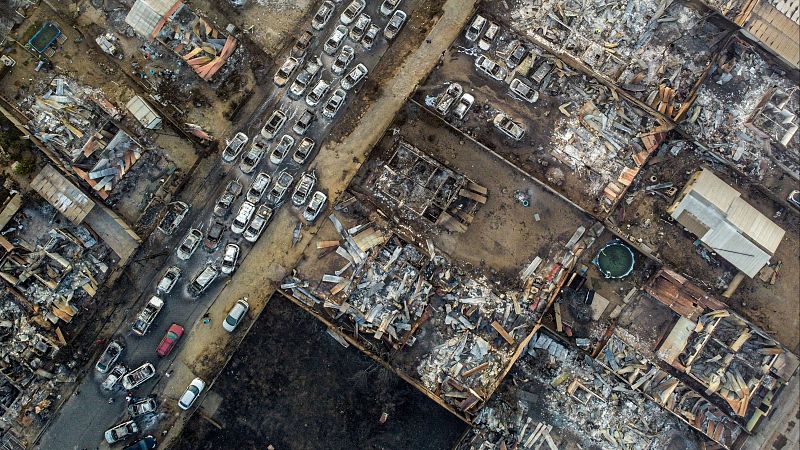 Chile lucha contra un fuego que deja ya un centenar de muertos: "Gran parte del territorio no es accesible"