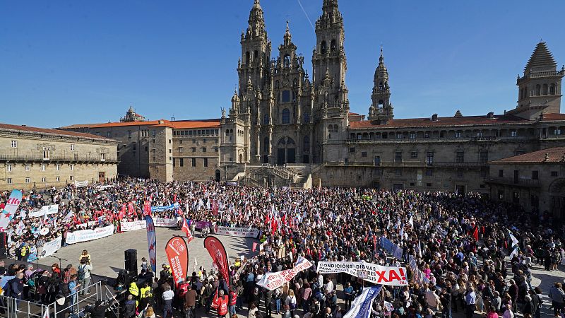 Una manifestación en defensa de la Sanidad llena la plaza del Obradoiro de Santiago en plena campaña de las gallegas