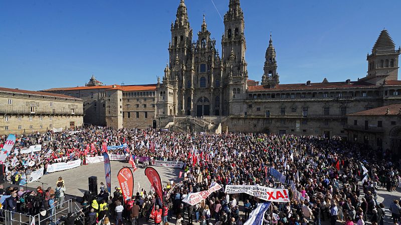 Una manifestacin en defensa de la Sanidad llena la plaza del Obradoiro de Santiago en plena campaa de las gallegas
