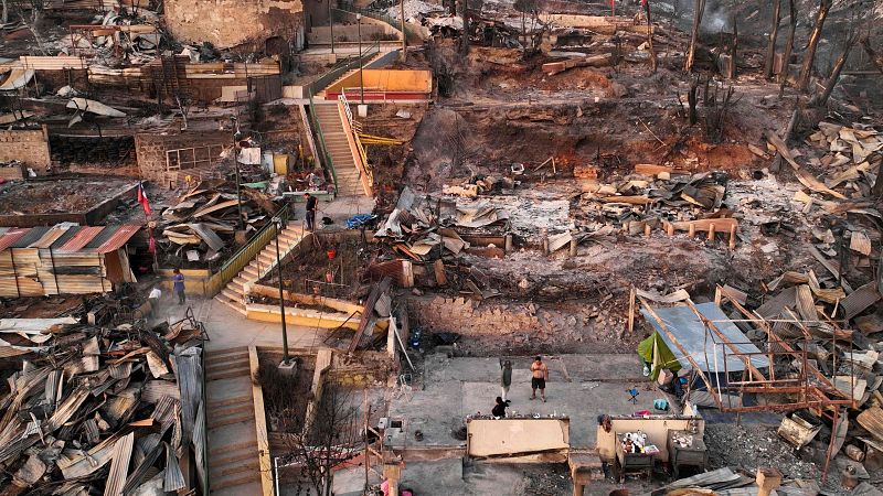 Aumentan a 123 los muertos en los devastadores incendios de Valparaíso, Chile