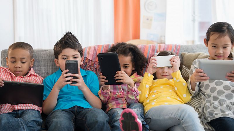 Save the Children advierte de que prohibir los móviles y el acceso a Internet puede vulnerar los derechos de la infancia