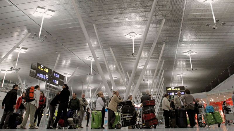 Los trabajadores de seguridad de los aeropuertos de A Coruña y Santiago anuncian paros parciales