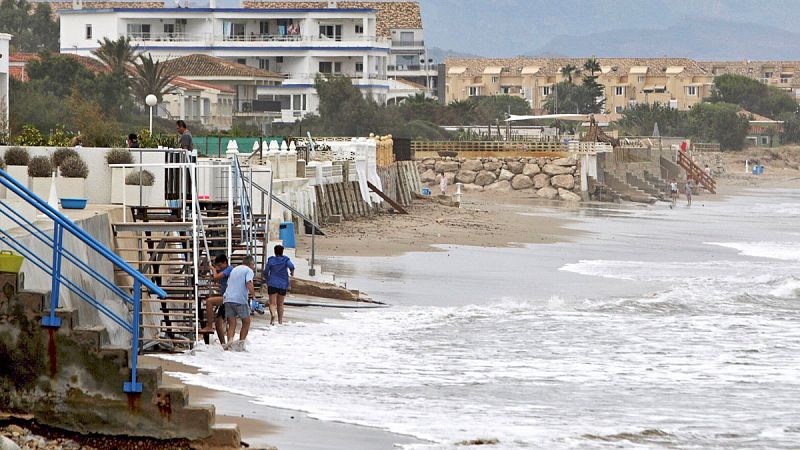 Decenas de evacuados por desprendimientos en Ibiza y destrozos en el litoral valenciano por las lluvias