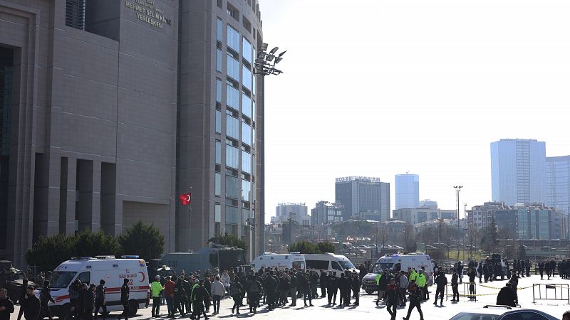 Mueren dos asaltantes y un civil en un atentado contra un tribunal en Turquía