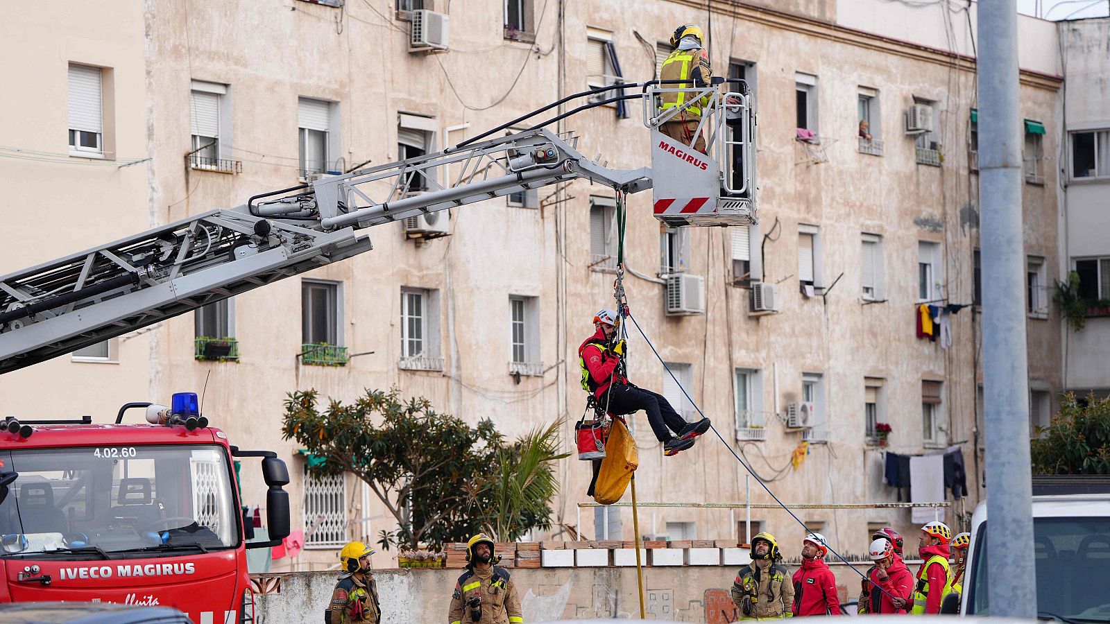Tres víctimas mortales en el derrumbe del edificio de Badalona - Telediario 1 | Ver