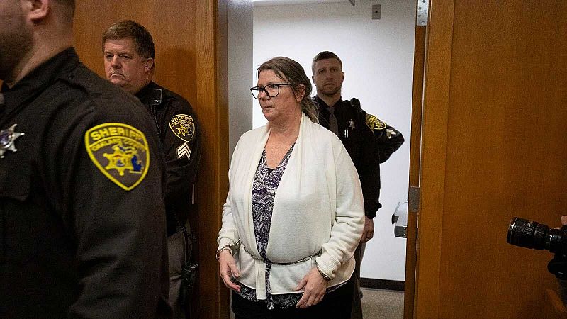 Un jurado declara culpable a una madre por el tiroteo que perpetró su hijo en Estados Unidos en 2021