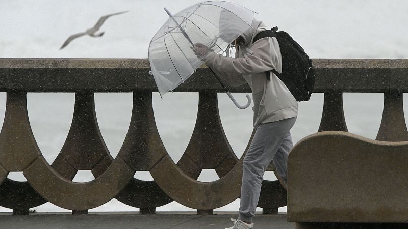 La borrasca Karlotta pone en alerta a media España por rachas de viento de más de 100 km/h, mala mar y lluvias
