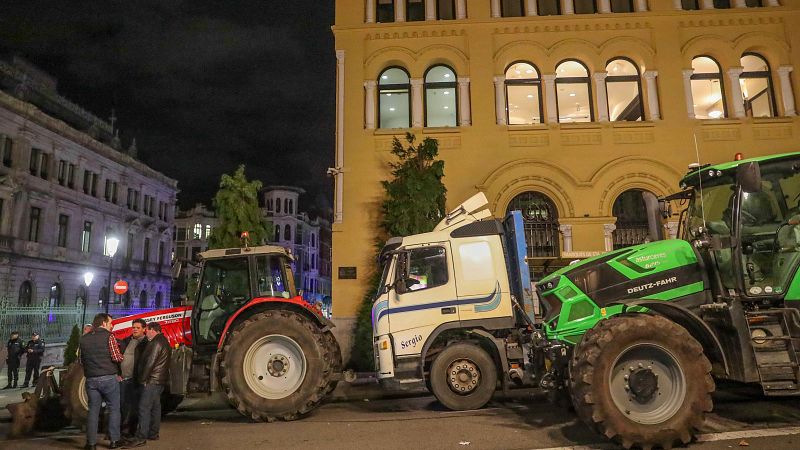 Los tractores vuelven a cortar carreteras en varias provincias con momentos de tensión entre agricultores y policías