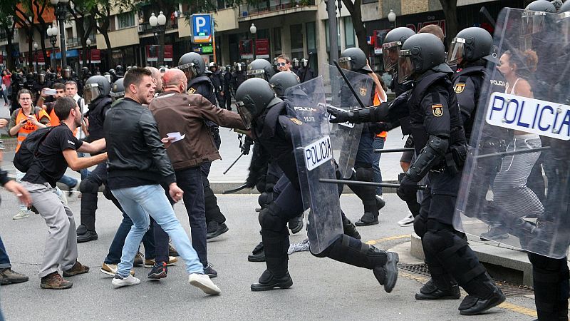 La Audiencia de Barcelona envía a juicio a 46 policías nacionales por las cargas del 1-O