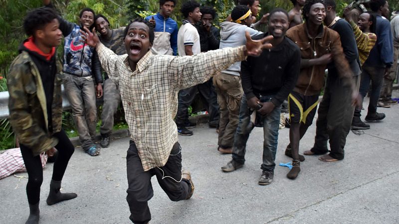 Unos 250 inmigrantes subsaharianos intentan saltar la valla de Ceuta sin éxito