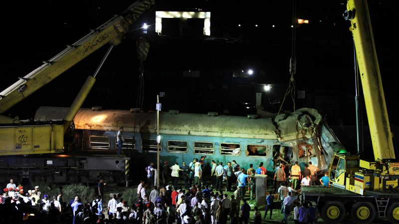 Asciende a 41 el número de muertos por el choque de trenes en el norte de Egipto