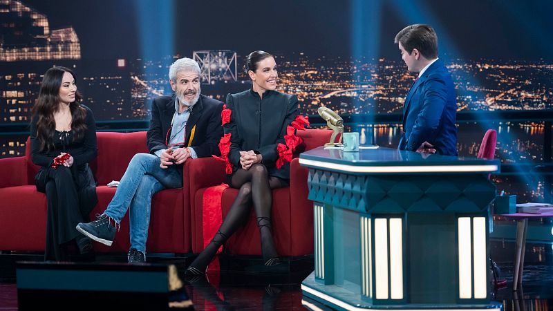 Raquel Sánchez Silva, Lorenzo Caprile y María Escoté, de 'Maestros de la costura', en 'Late Xou con Marc Giró'