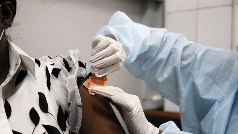 La vacuna contra el ébola reduce a la mitad la mortalidad entre las personas infectadas