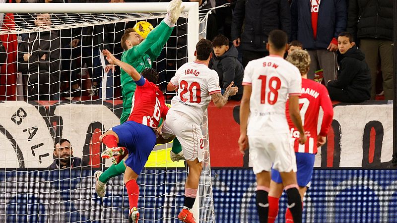 Isaac Romero da aire al Sevilla y frena las aspiraciones de un Atlético fatigado
