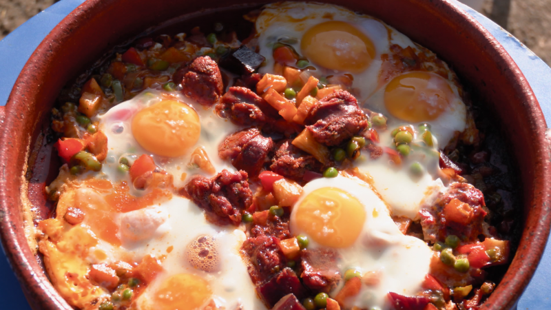 Receta de huevos a la flamenca: con patatas, chorizo, guisantes y más. ¡Sabrosa y lista en minutos!