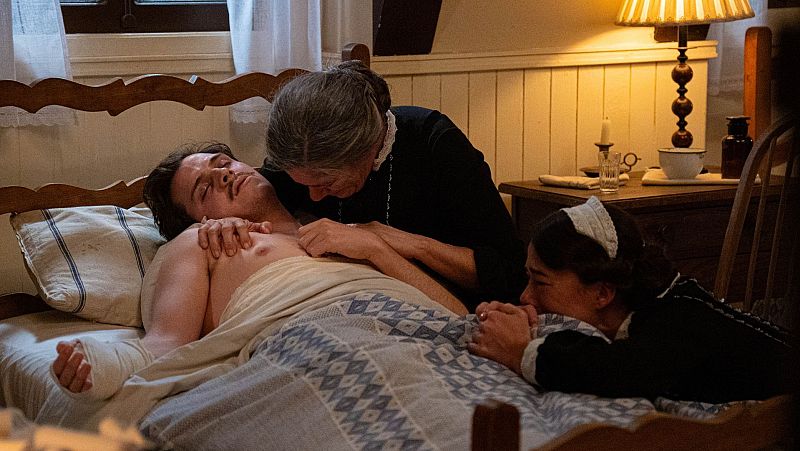 Feliciano muere en los brazos de Petra: "Le quiero, madre"