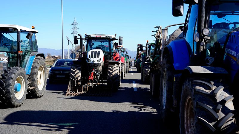 Los agricultores bloquean dos accesos a Mercabarna y cortan autovías