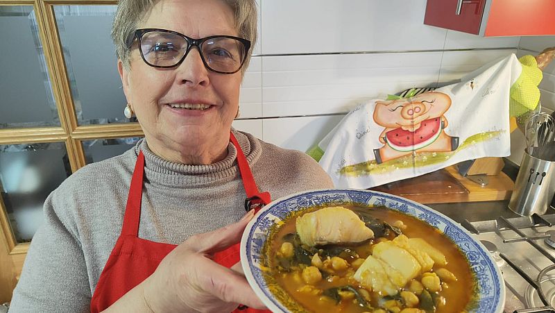 Receta de potaje de garbanzos con bacalao, un plato de legumbres imprescindible