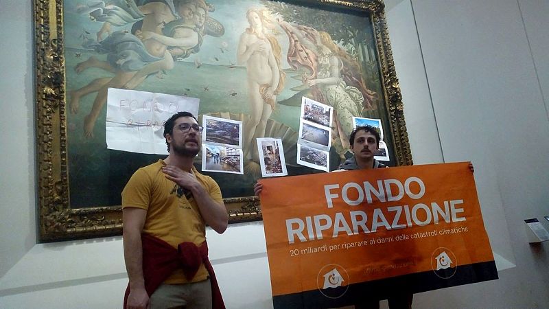 Dos activistas climáticos pegan imágenes de inundaciones sobre la Venus de Botticelli en Florencia