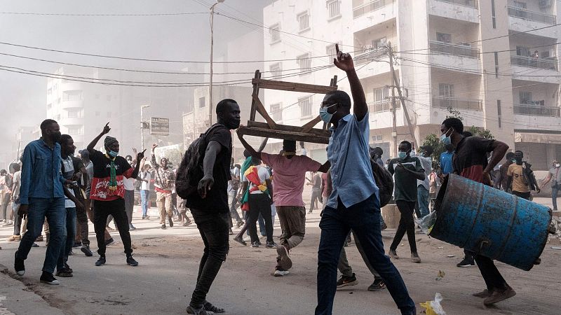 Cientos de senegaleses desafían la prohibición de las protestas tras el retraso de las elecciones