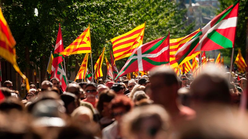 Miles de personas claman por la independencia de Cataluña en una marcha en San Sebastián