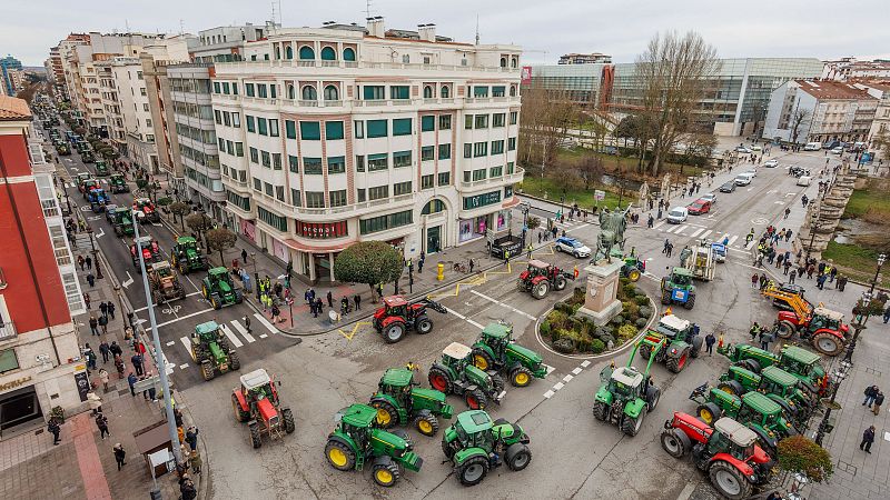Los agricultores redoblan sus protestas y cortan los accesos a Sevilla en otra nueva jornada de movilizaciones