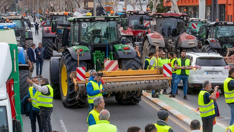 Los agricultores desbloquean la Asamblea de Murcia tras reunirse con López Miras