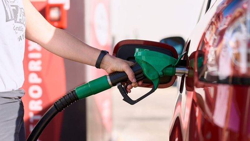 Los carburantes encadenan cuatro semanas al alza y ya se han encarecido un 2 % en lo que va de año