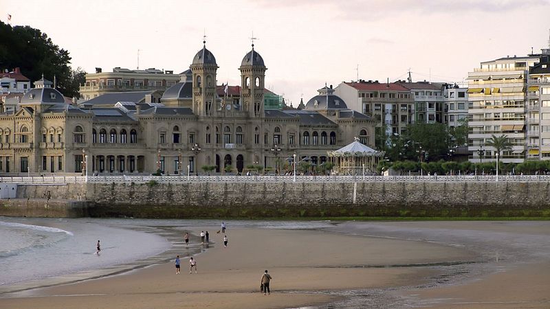 Cinco investigados por agresión sexual, robo y retención de una mujer en San Sebastián