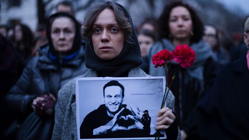 Rosas en Moscú, protestas ante embajadas y manifestaciones espontáneas: el mundo despide a Navalni